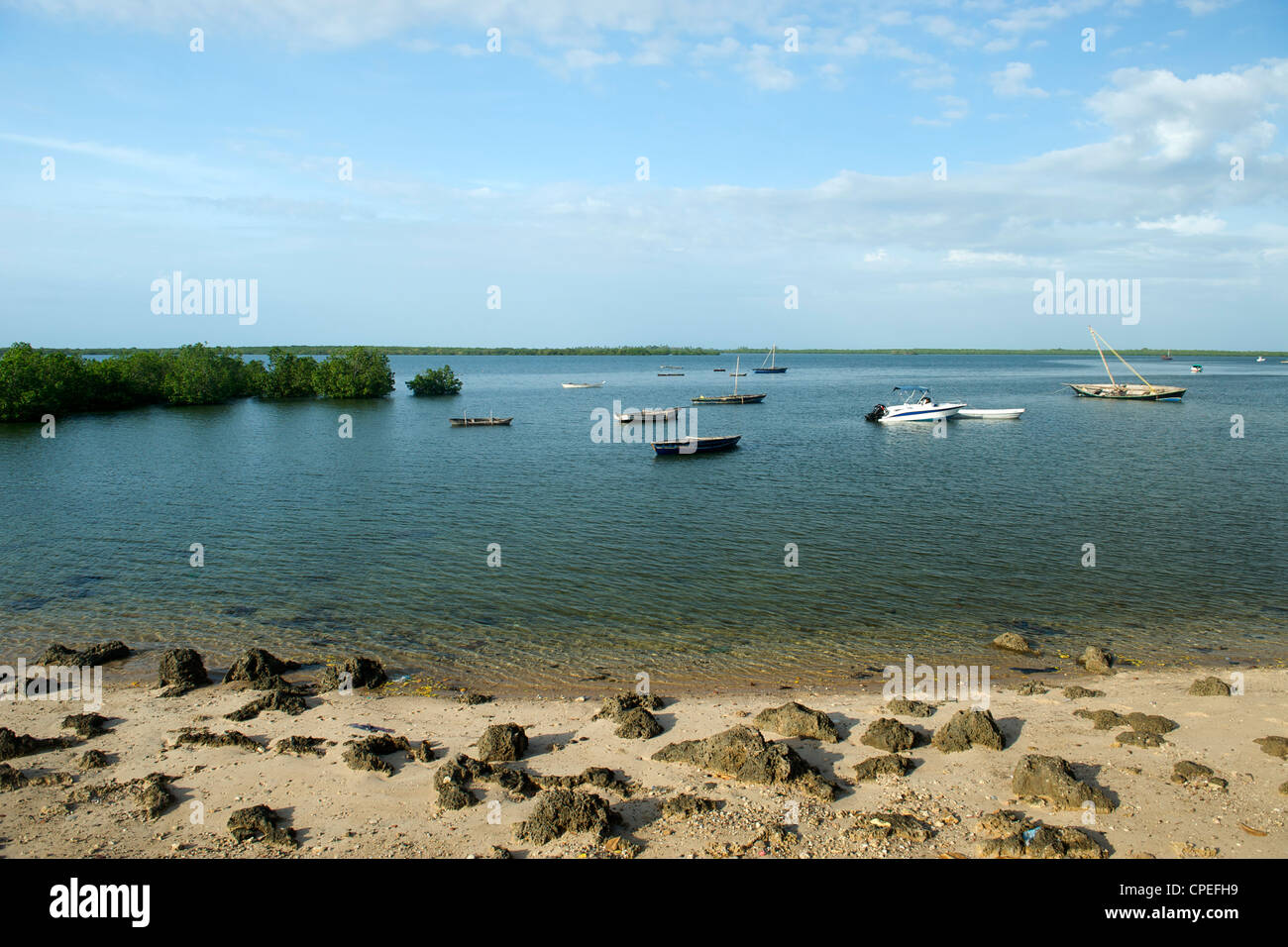Boote vor der Küste von Ibo Insel im Archipel Quirimbas der Küste von Norden Mosambiks. Stockfoto
