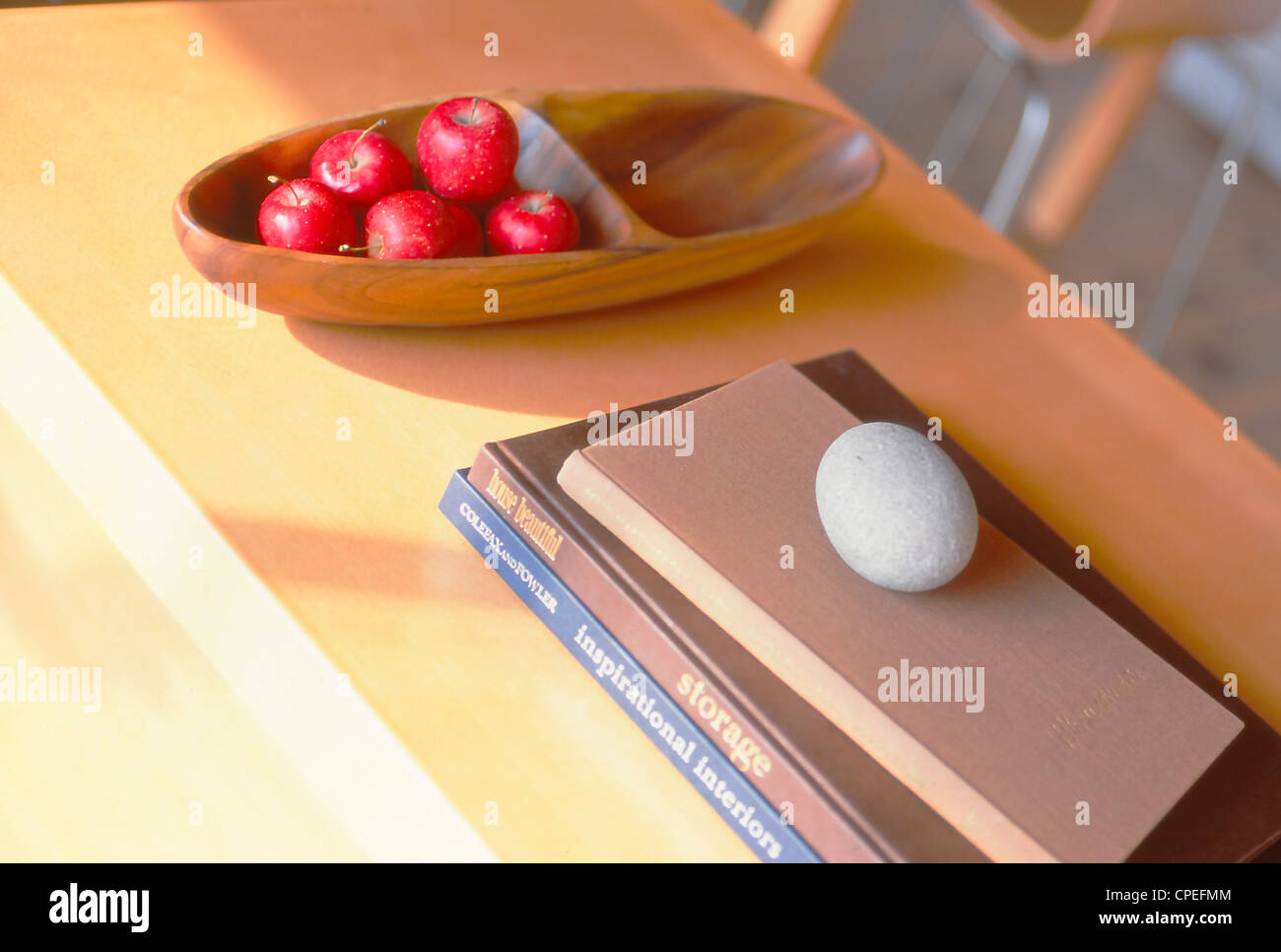 Frischen roten Apfel im Holzcontainer auf Tisch Stockfoto