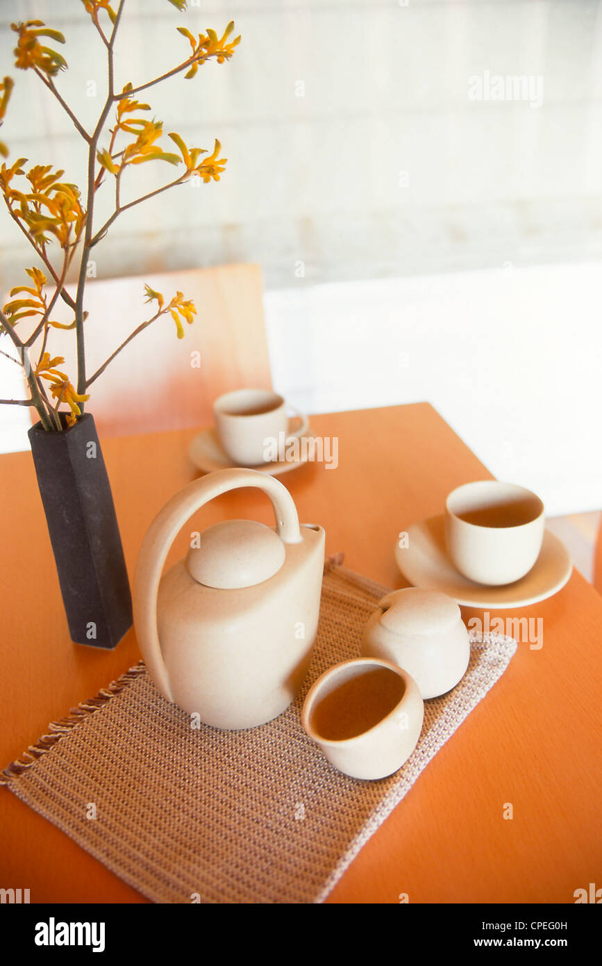 Traditionelle Tee-Set und Blumenvase auf Tisch Stockfoto