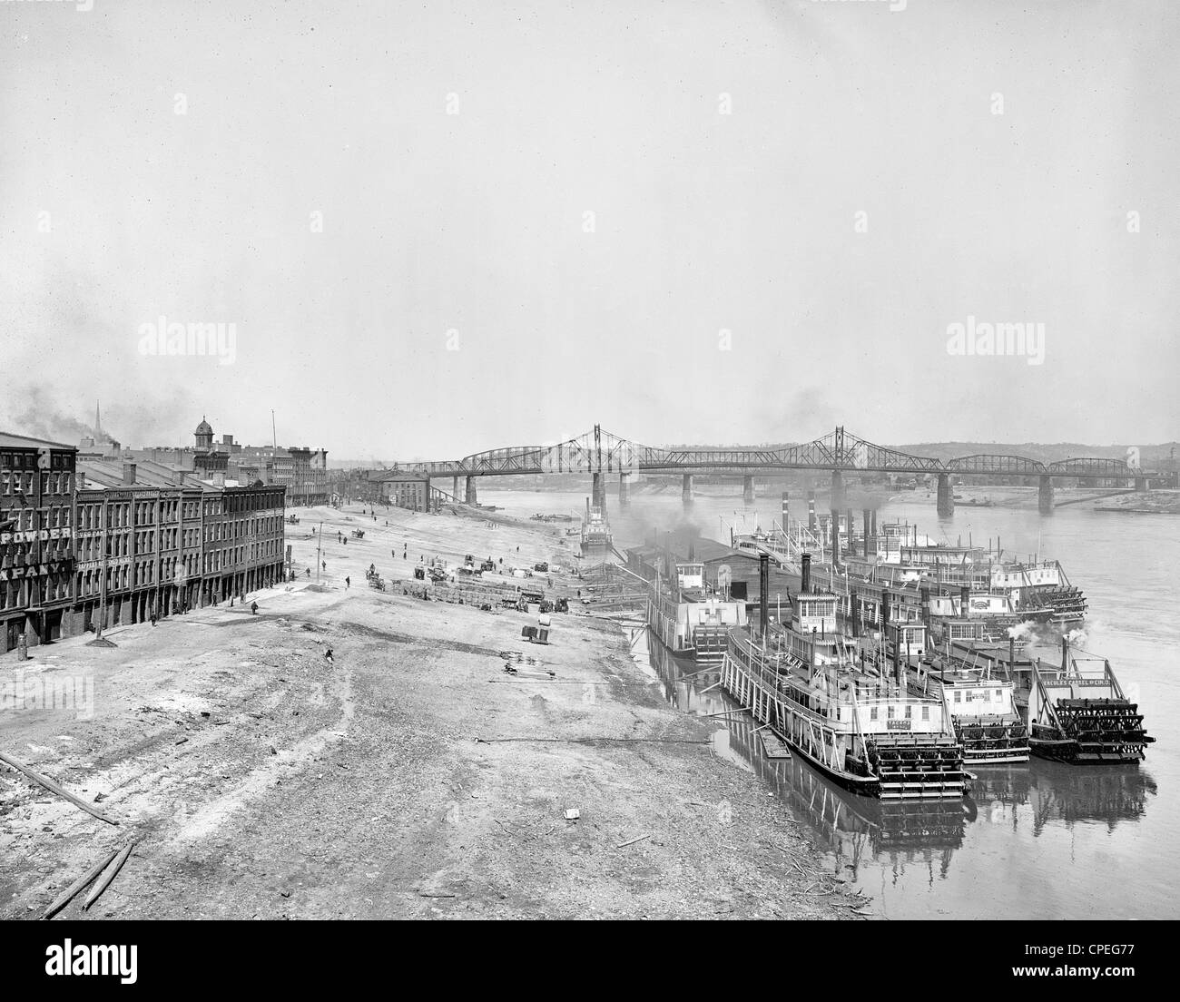 Entlang dem Deich, Cincinnati River, Cincinnati, Ohio, ca. 1904 Stockfoto