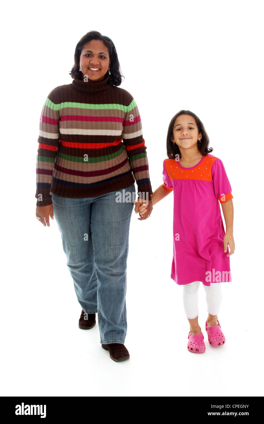 Minderheit Frau und ihre Tochter auf weißem Hintergrund Stockfoto