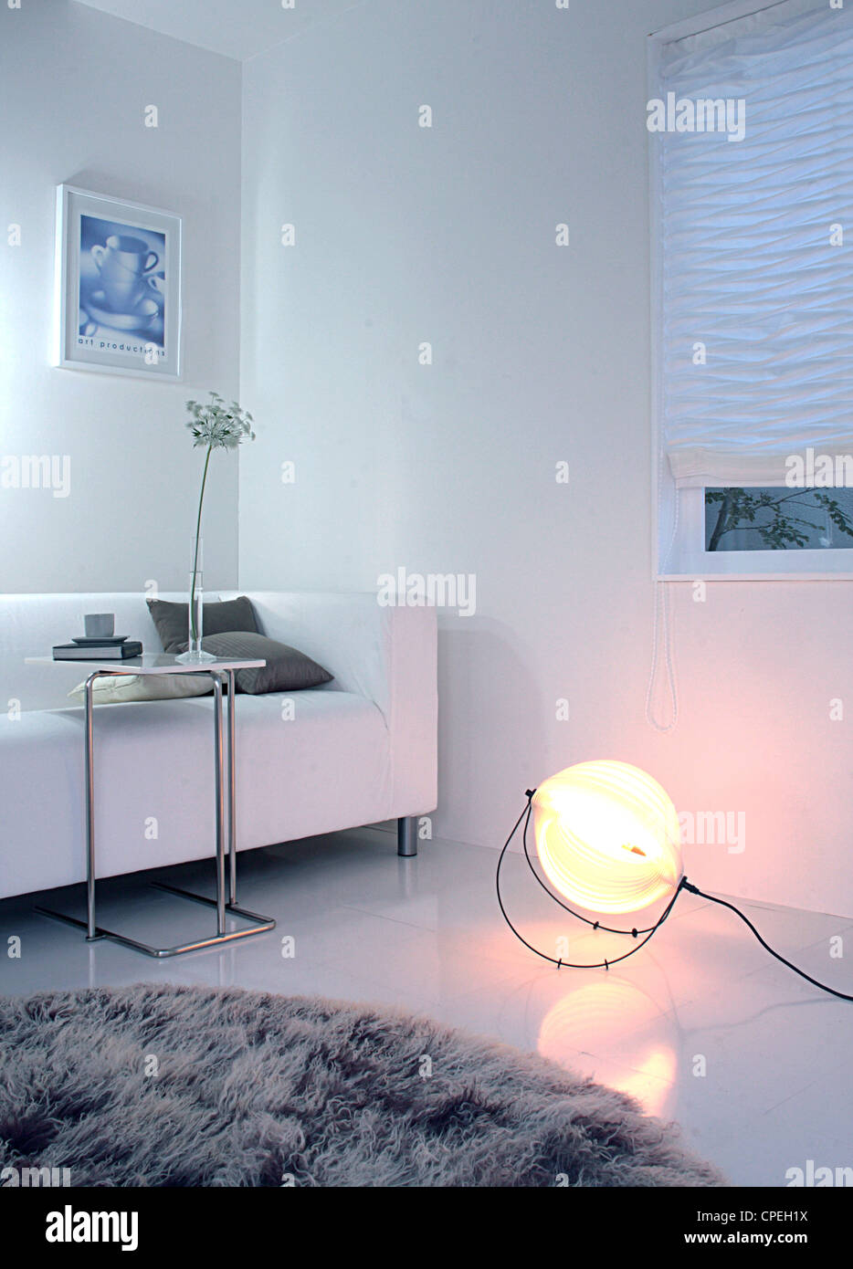 Stilvolle elektrische Lampe am Boden im Wohnzimmer Stockfoto