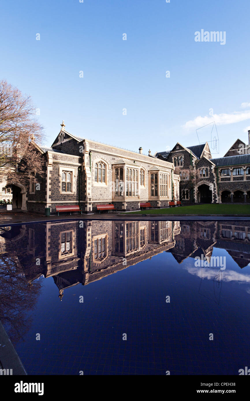 Gebäude rund um den Norden Quad in Christchurch Arts Centre (die alte Canterbury University), reflektiert in einem Pool im Winter. Stockfoto