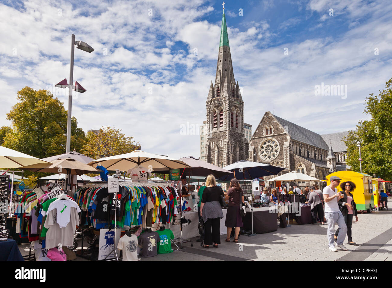 Touristen auf einem Markt in Cathedral Square, Christchurch, Neuseeland. Stockfoto