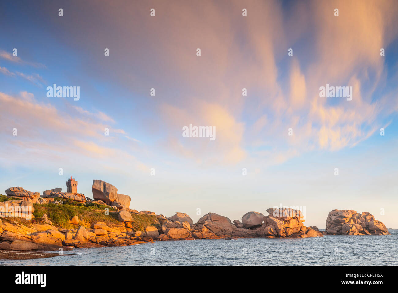 Einer der bekanntesten Leuchttürme der Bretagne bei Ploumanach auf der rosa Granit Küste, Frankreich. Stockfoto