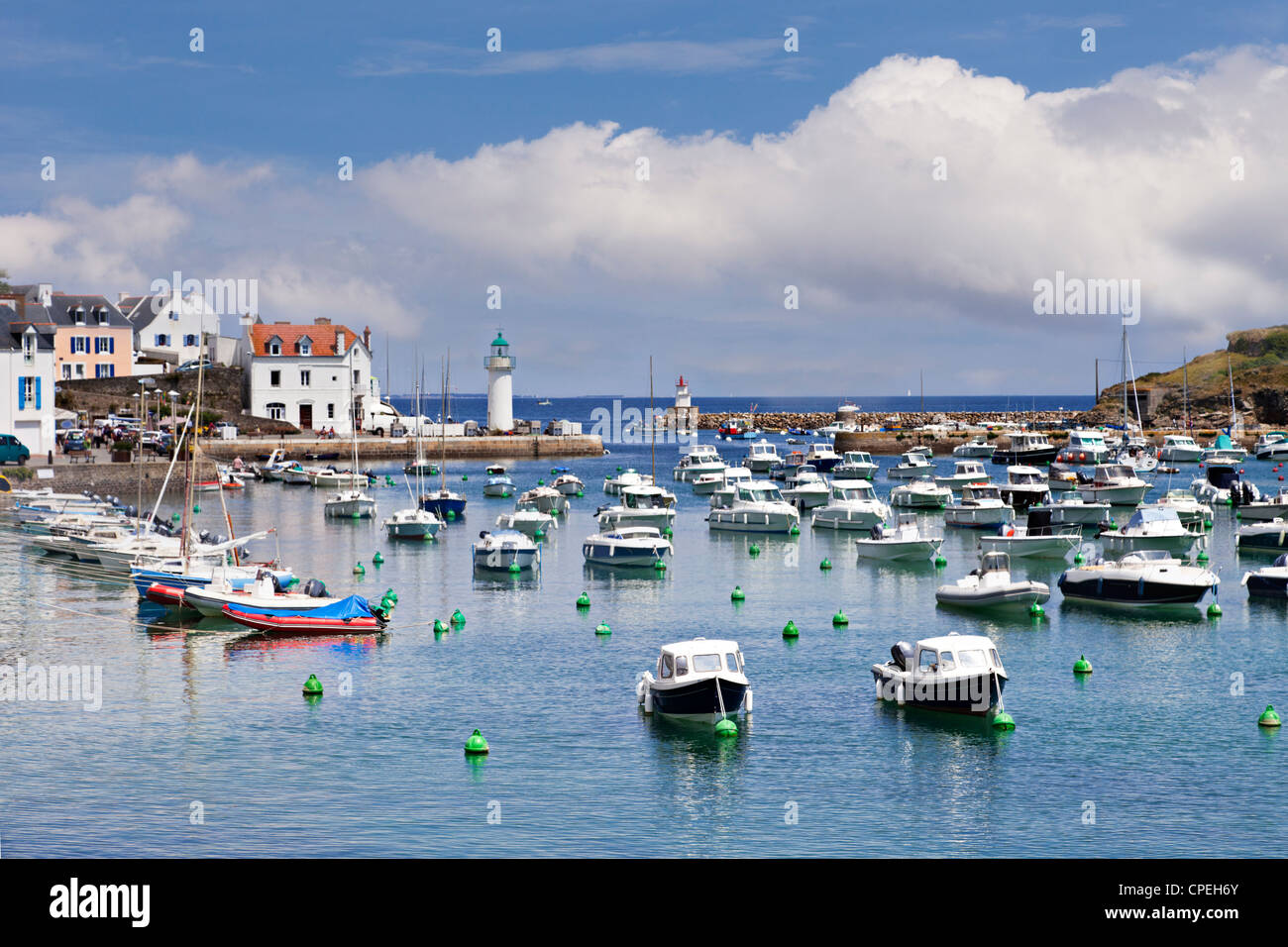 Der kleine Hafen von Sauzon, Belle-Ile, Bretagne, Frankreich, an einem hellen Sommertag. Stockfoto