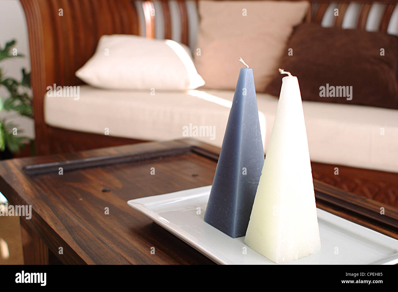 Geometrische Form Kerzen Couchtisch Stockfoto