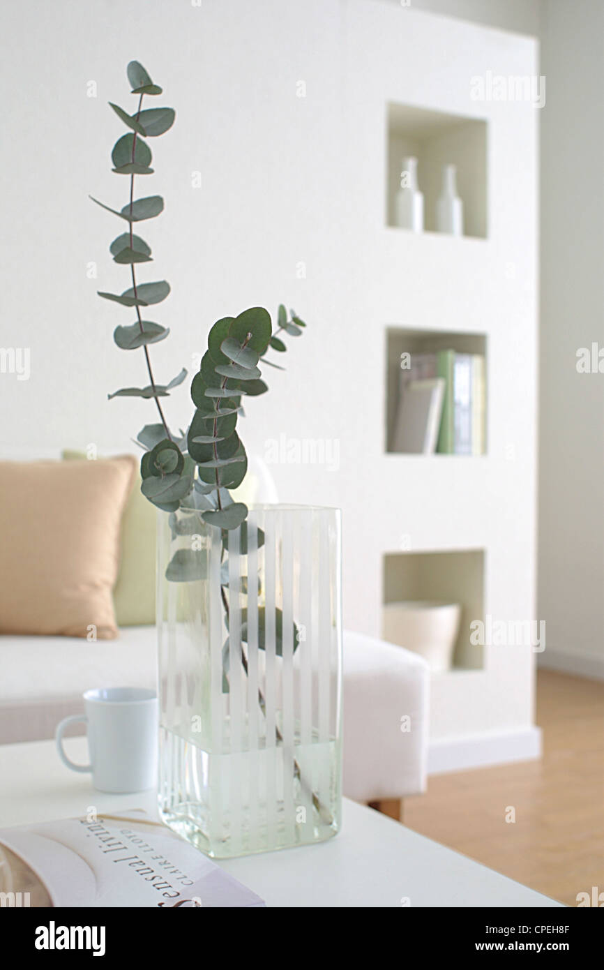 Moderne Vase auf Couchtisch im Wohnzimmer Stockfoto