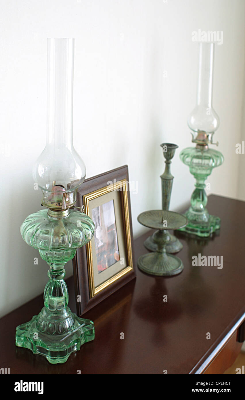 Traditionelle Lampe auf Tisch mit Bilderrahmen Stockfoto