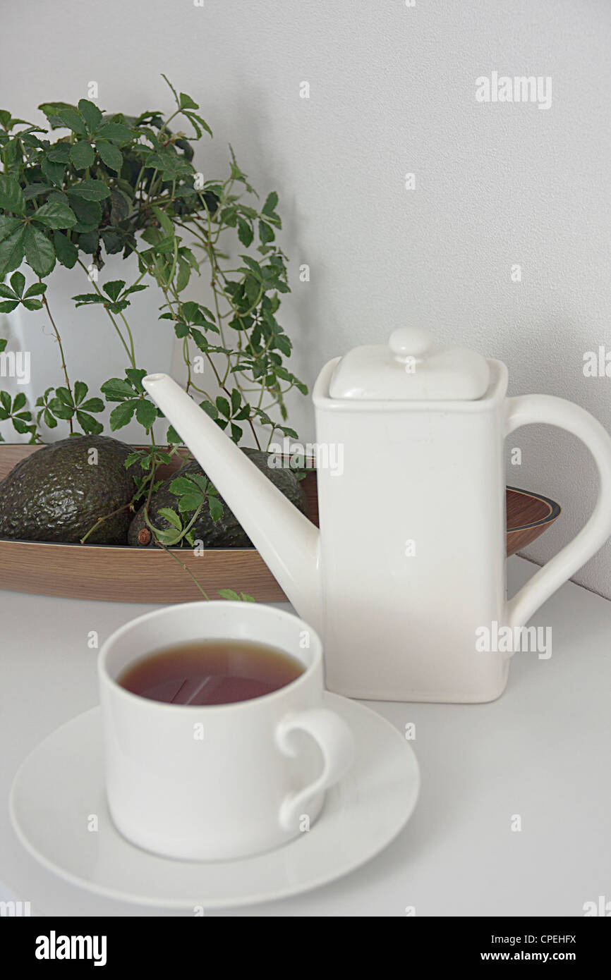 Teekanne mit Tasse Tee Stockfoto