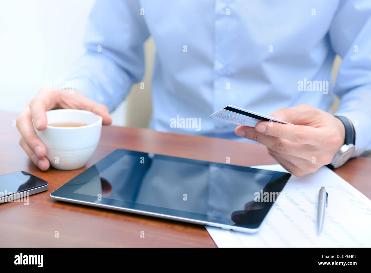 Geschäftsmann mit einer Kreditkarte und digital-Tablette für den Online-Kauf. Stockfoto