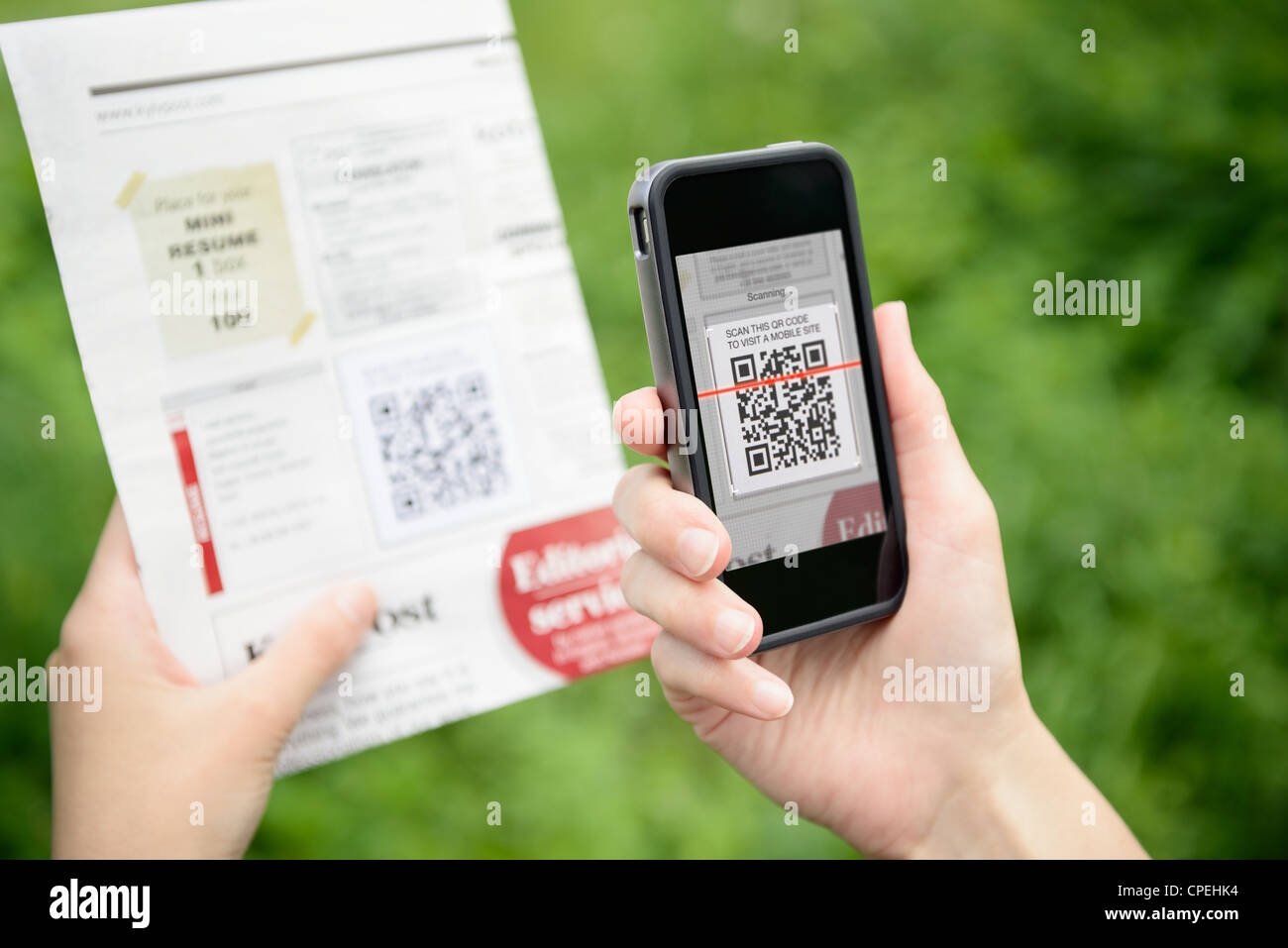 Werbung mit QR-Code auf mobile smart Phone scannen. Stockfoto