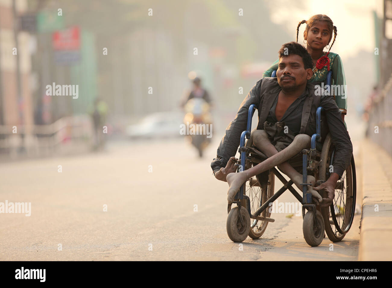 Behinderte Menschen mit auch behinderte Mädchen helfen, Kathmandu Nepal Stockfoto