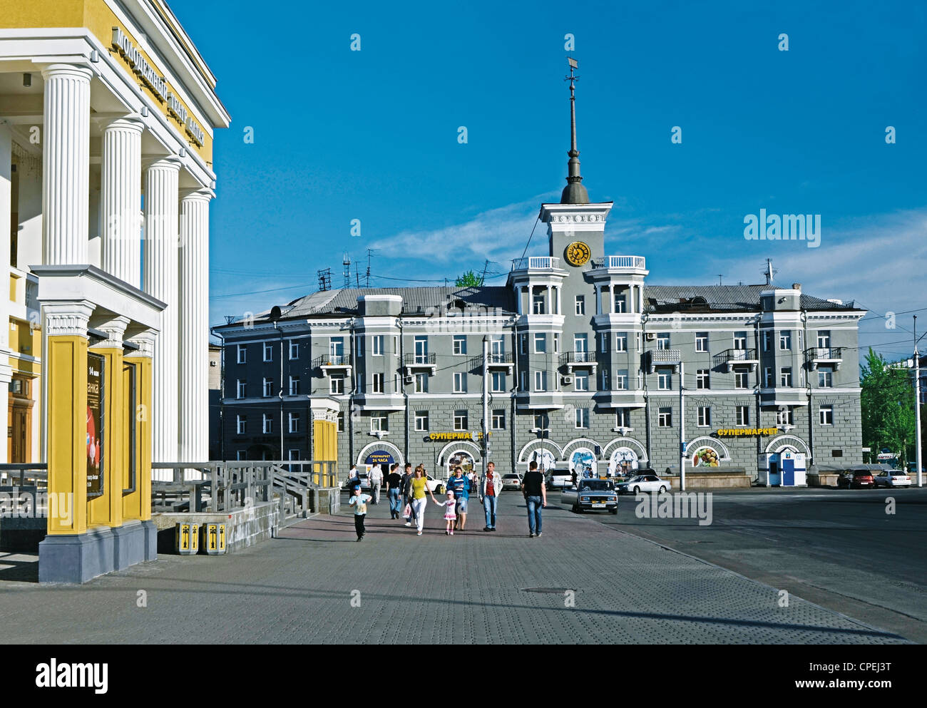 Oktober-Platz Barnaul Altai Krai Sibirien Russland berühmt Barnaul Städtebau - Shpil Spire Kirchturm Capstan und Jugendtheater Stockfoto