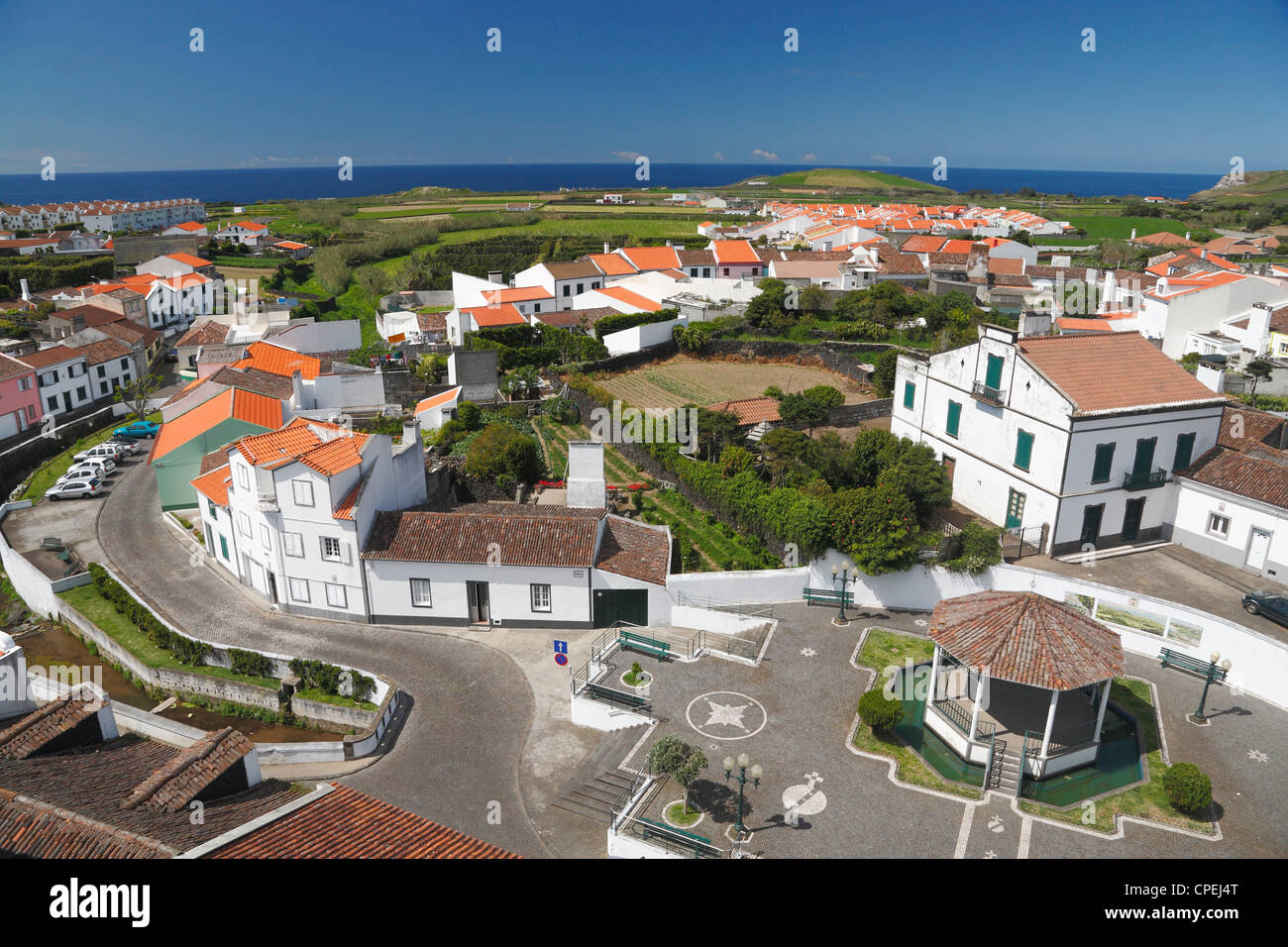Der Pfarrei Ribeirinha, wie von der Spitze des Kirchturms sehen. Insel Sao Miguel, Azoren, Portugal. Stockfoto