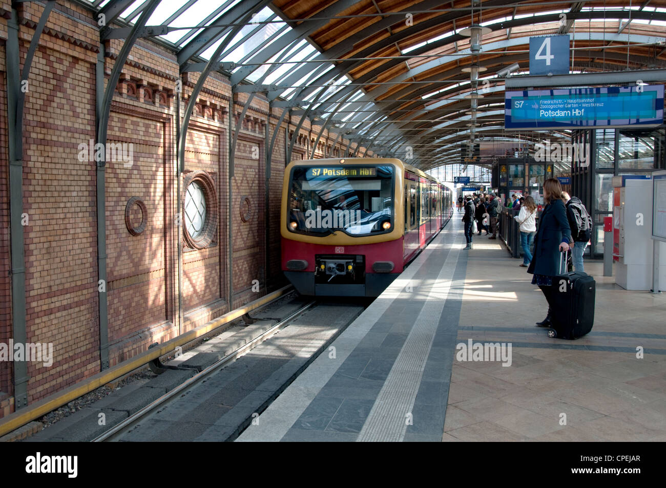 Berlin, Deutschland. Alexanderplatz Station - S-Bahn-Zug (schnelle Dienstleistung) nach Potsdam am Bahnsteig Stockfoto