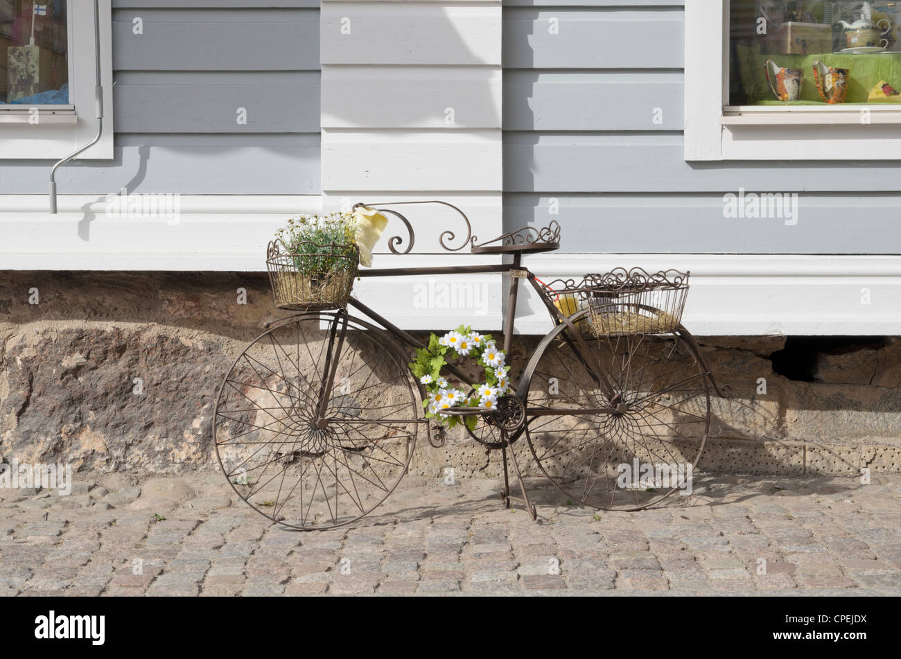 Künstlerische Darstellung eines Fahrrades als Garten-Feature zum Verkauf vor einem Geschäft in Porvoo, Uusimaa, Finnland Stockfoto