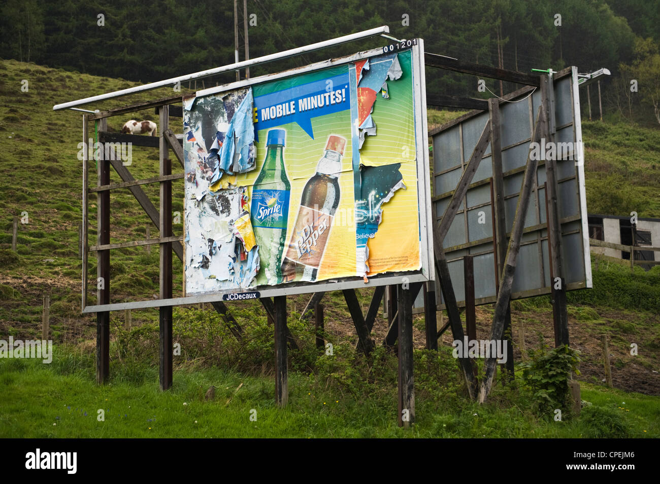 JCDecaux Plakat Werbung Brachfläche am Straßenrand in der Nähe von Merthyr Tydfil South Wales UK Stockfoto