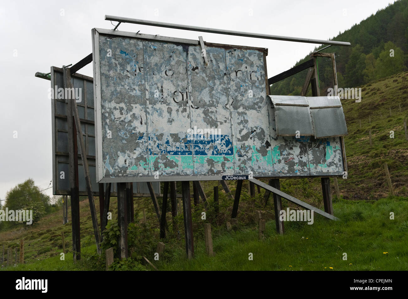 JCDecaux Plakat Werbung Brachfläche am Straßenrand in der Nähe von Merthyr Tydfil South Wales UK Stockfoto