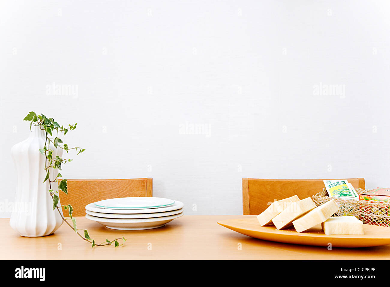 Essen am Esstisch aus Holz Stockfoto