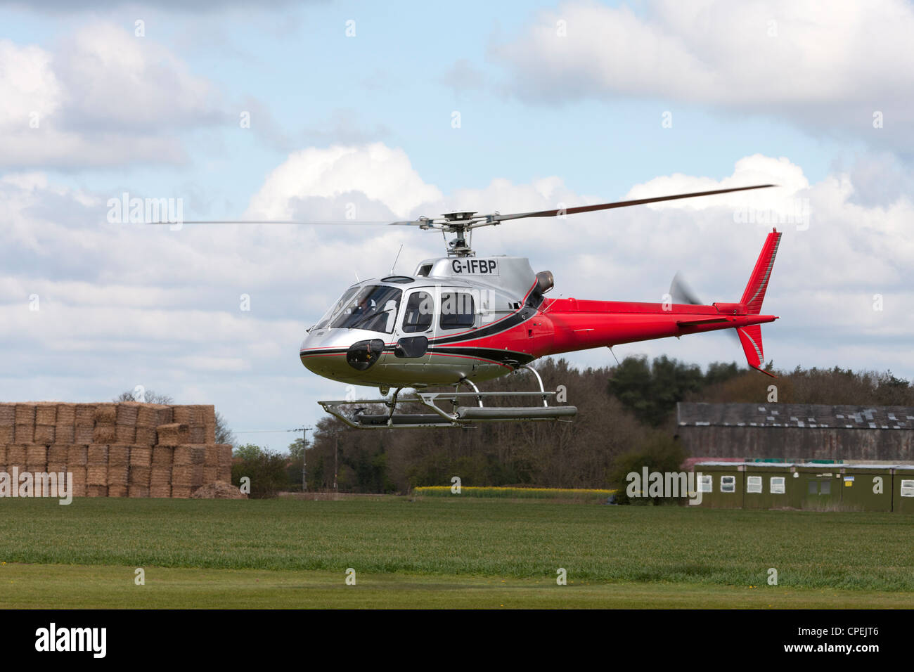 Eurocopter AS350B2 Ecureuil G-IFBP landet auf dem Breighton Flugplatz Stockfoto