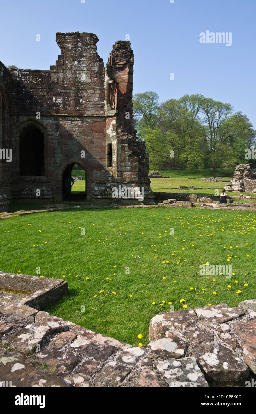 Ansicht von Furness Abbey Ruinen Barrow in Furness im Frühsommer mit blauem Himmel Stockfoto