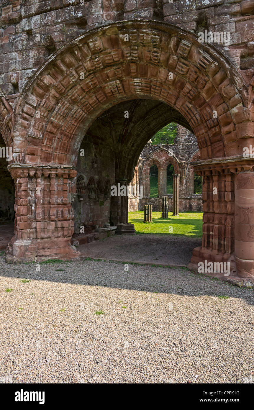 Ansicht von Furness Abbey Ruinen Barrow in Furness im Frühsommer mit blauem Himmel Stockfoto