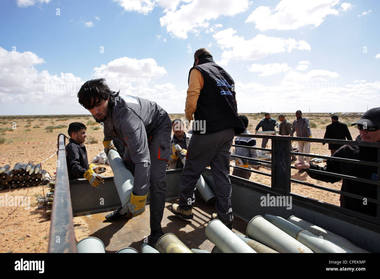 Blindgänger wird von den Mitgliedern der internationalen NGOs außerhalb Sirte, Libyen für Detonation vorbereitet Stockfoto