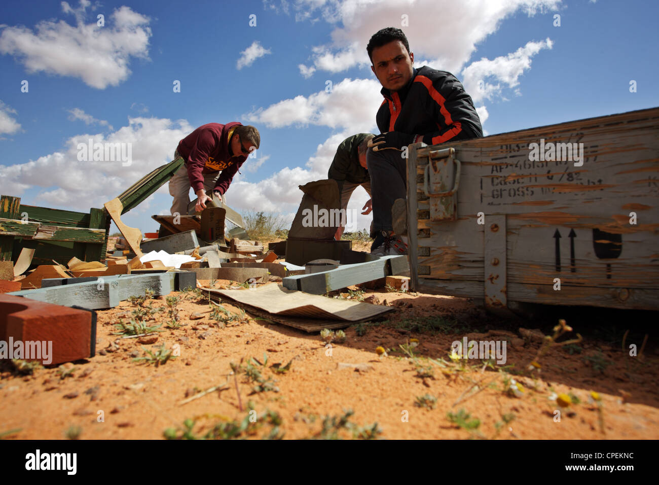 International mine und Bombe Veräußerungsgruppen bereiten Abriss eines großen Vorrats Blindgänger gefunden in Sirte, Libyen Stockfoto