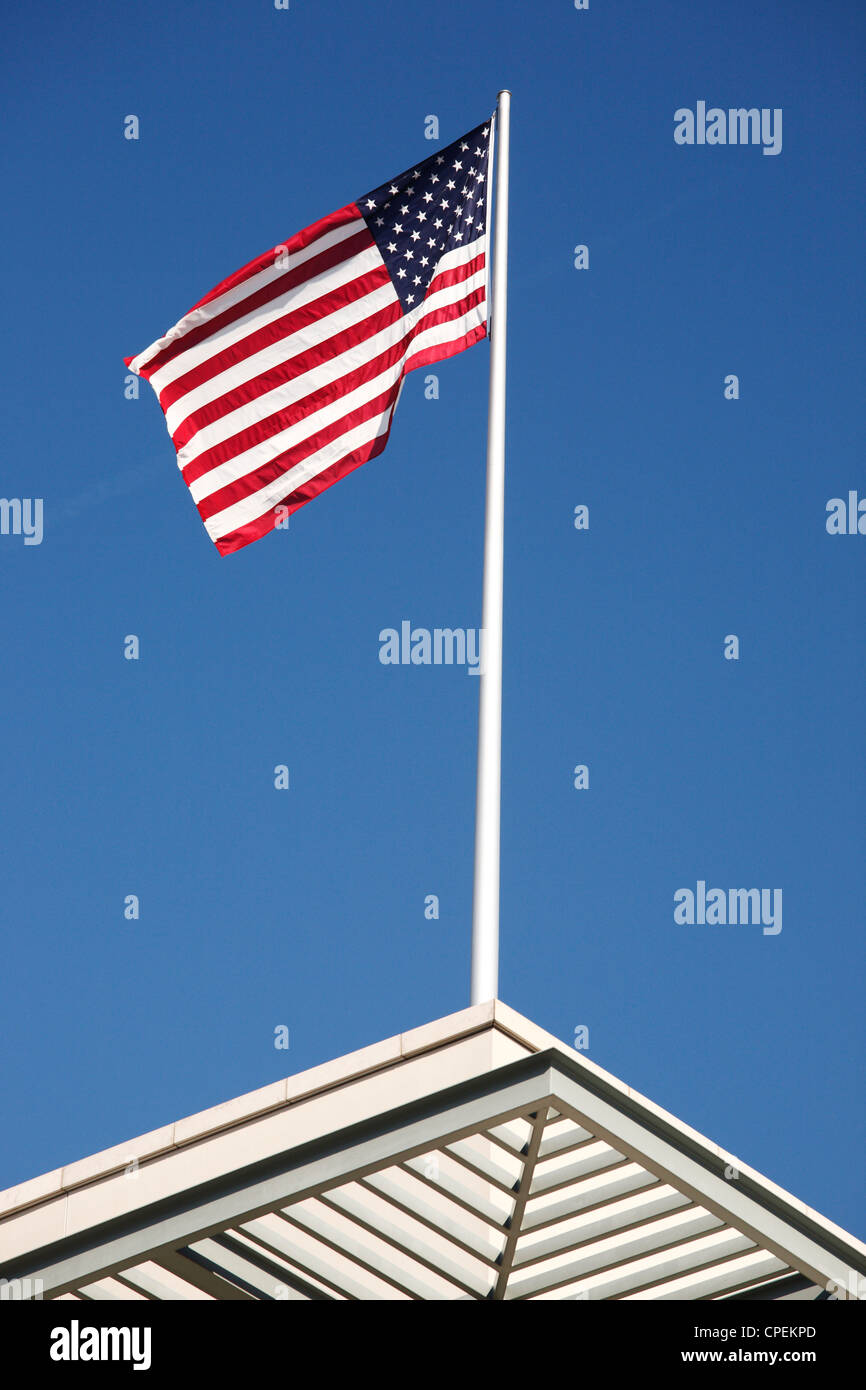 US-Flagge auf der Botschaft der Vereinigten Staaten von Amerika in Berlin (Deutschland) Amerikanische Botschaft in Deutschland Stockfoto