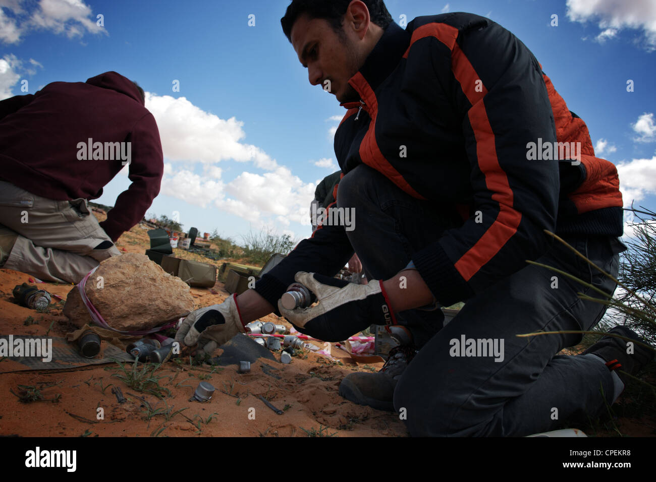 Libysche freiwilliger sammelt Blindgänger in der Wüste außerhalb Sirte, Libyen Stockfoto