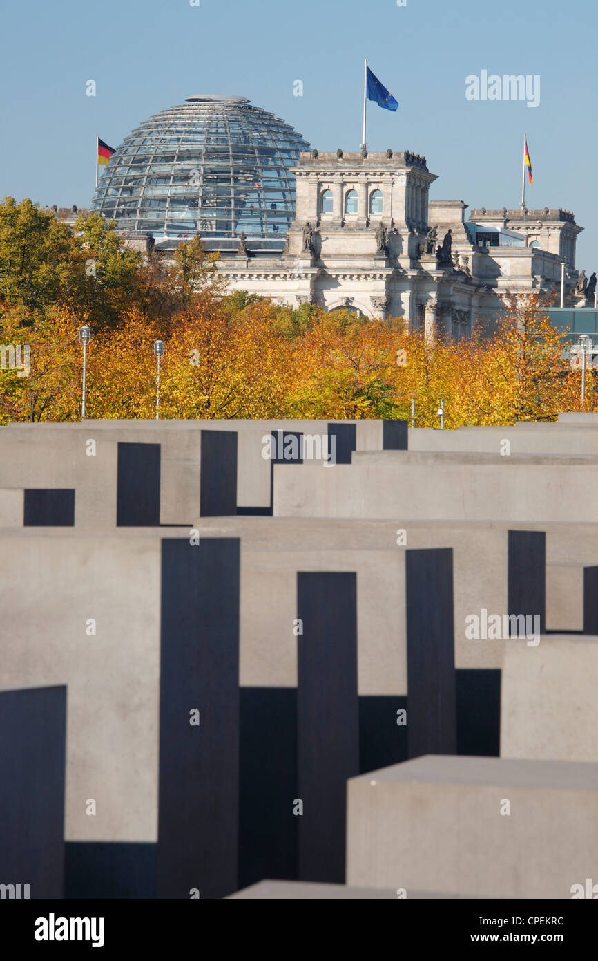 Das Denkmal für die ermordeten Juden Europas in Berlin, Deutschland; Reichstag im Hintergrund Stockfoto