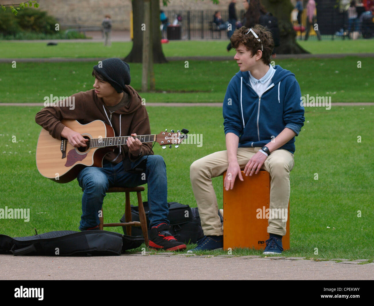Zwei junge Straßenmusiker in Christi Stücke Park, Cambridge, UK Stockfoto
