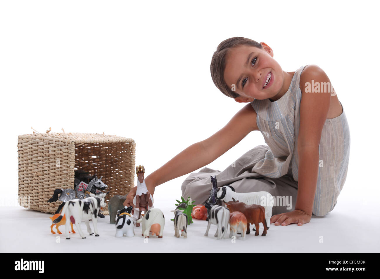 Kleine Mädchen spielen mit Tieren Spielzeug Bauernhof Stockfoto