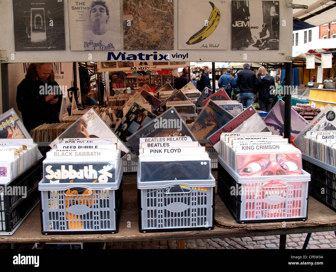 Marktstand Verkauf seiner Platten, Cambridge, UK Stockfoto