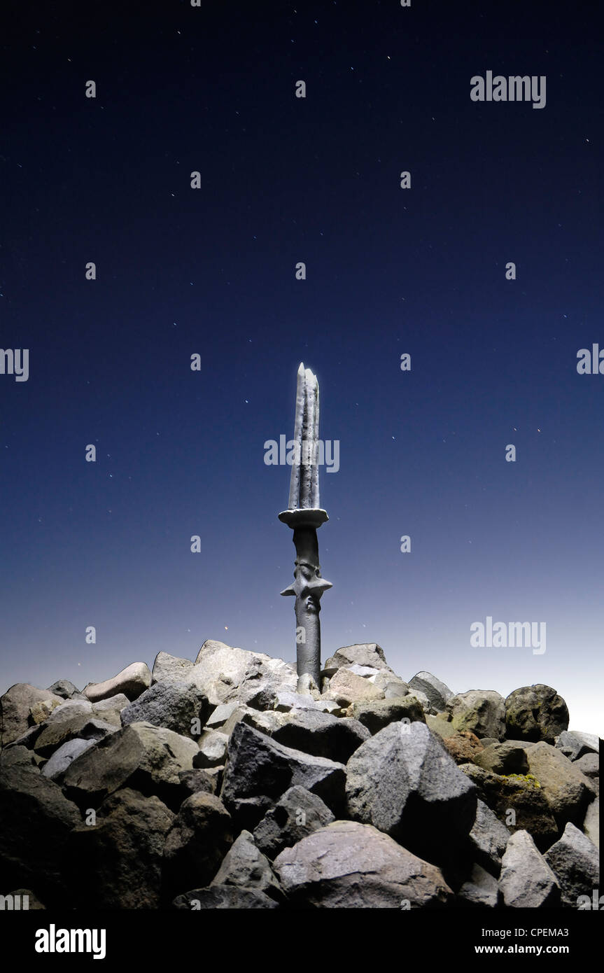 Statue auf Felsen unter stimmungsvoller Himmel Stockfoto