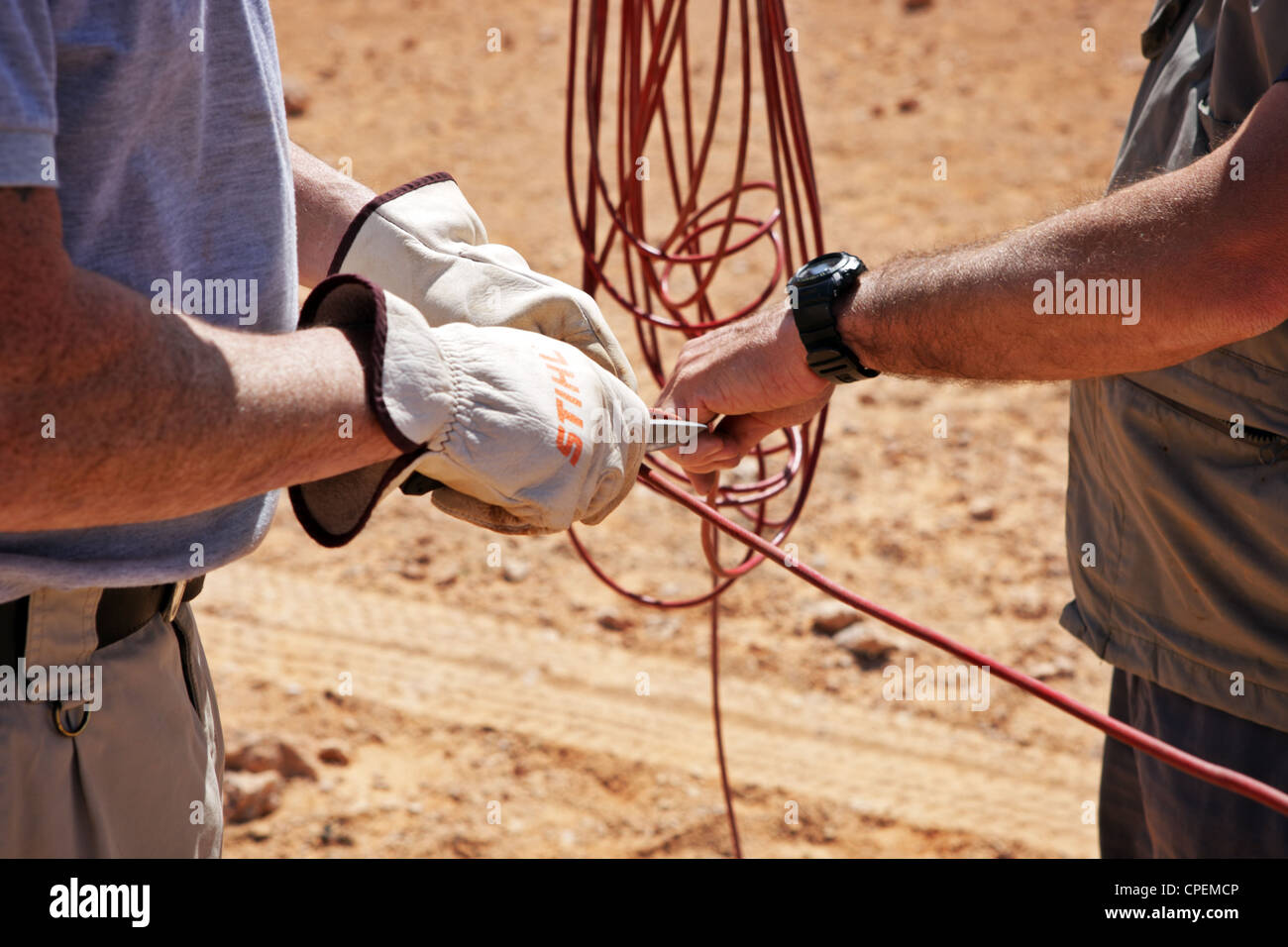 Blindgänger wird von den Mitgliedern der internationalen NGOs außerhalb Sirte, Libyen für Detonation vorbereitet Stockfoto