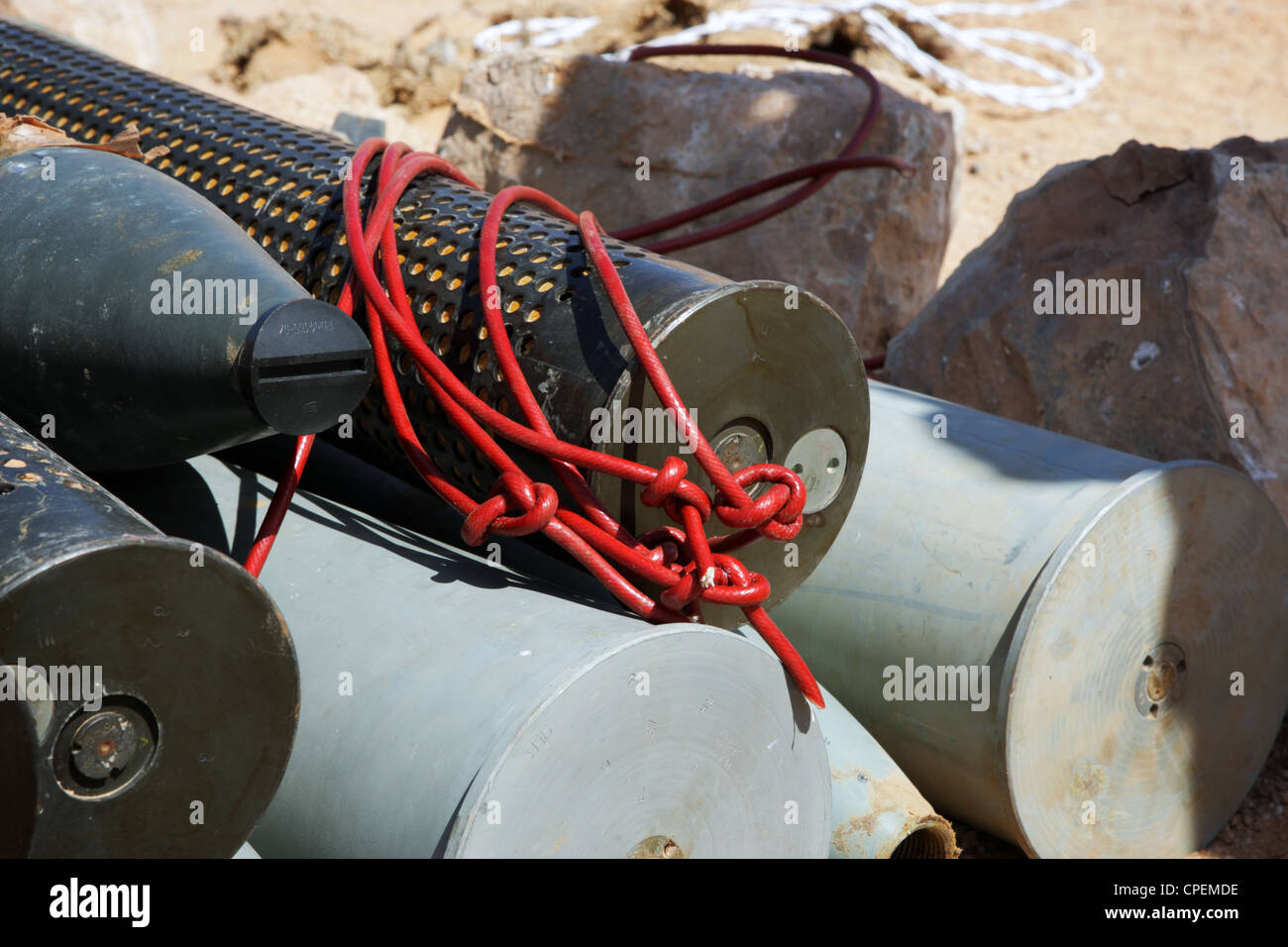 Blindgänger wird von den Mitgliedern der internationalen NGOs außerhalb Sirte, Libyen für Detonation vorbereitet Stockfoto