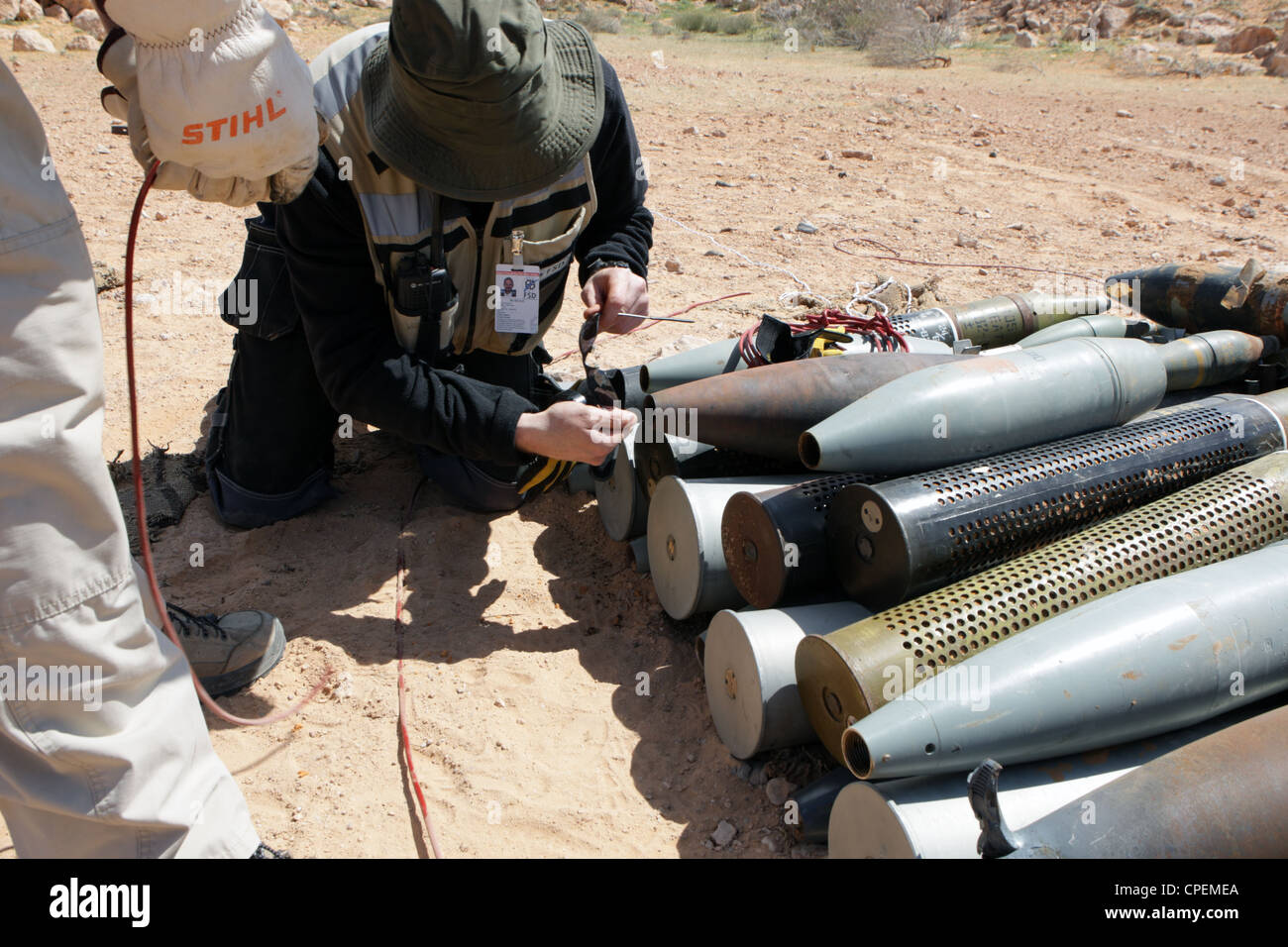 Blindgänger wird von den Mitgliedern der internationalen NGOs außerhalb Sirte, Libyen für Detonation vorbereitet Stockfoto