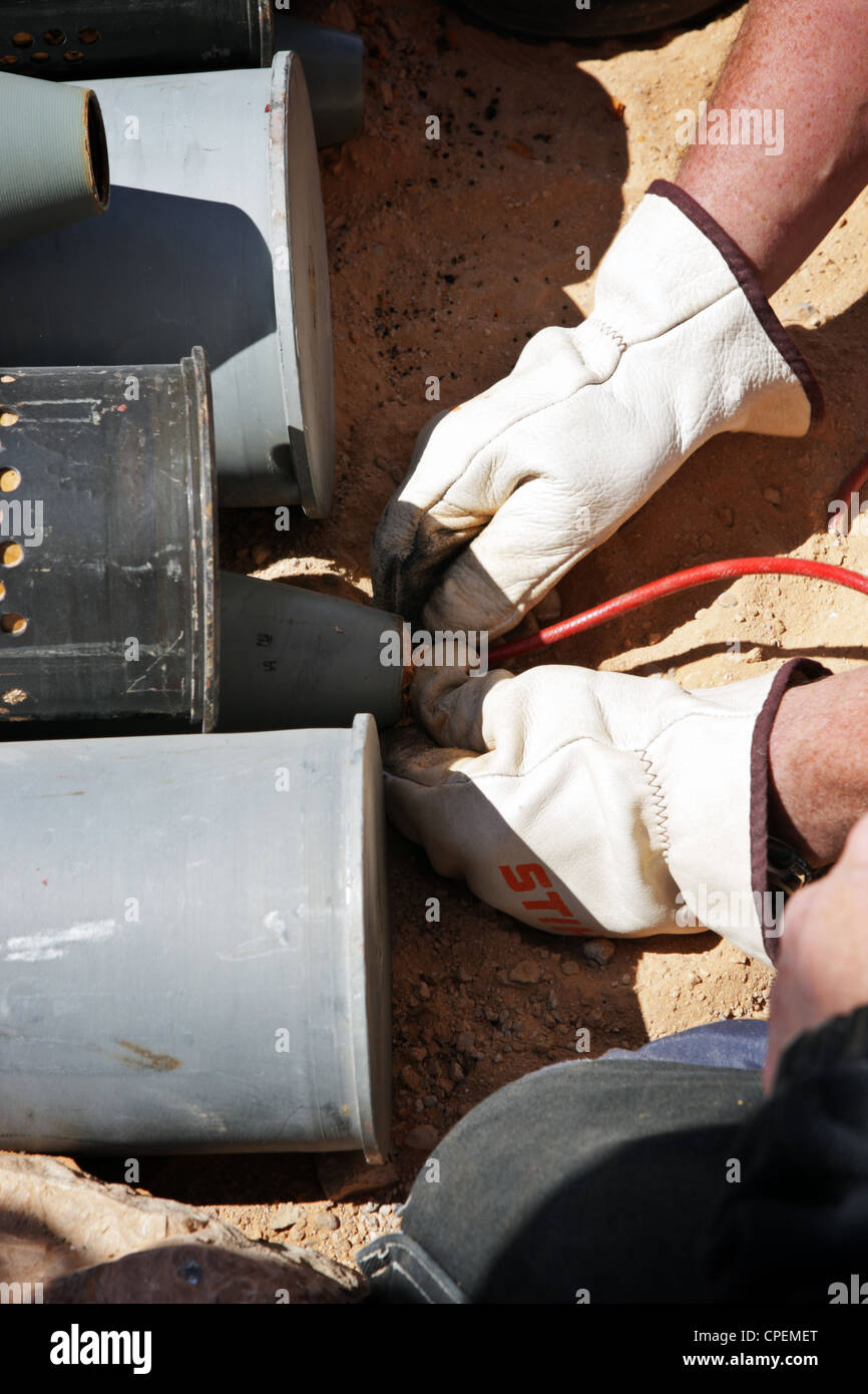 Blindgänger wird von den Mitgliedern der internationalen NGOs außerhalb Sirte, Libyen für Detonation vorbereitet Stockfoto