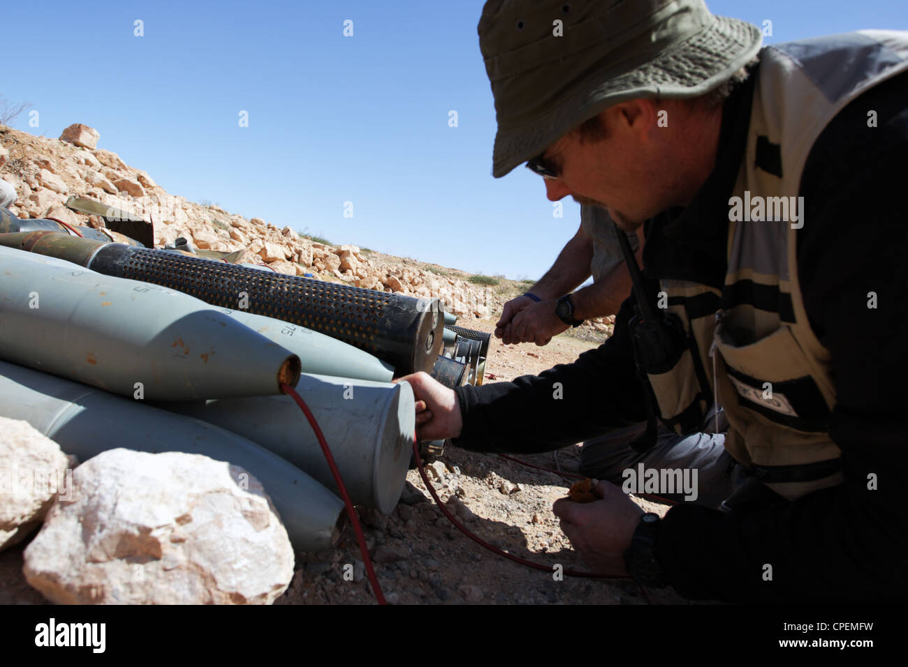 Blindgänger wird von den Mitgliedern der internationalen NGOs außerhalb Sirte, Libyen für Detonation vorbereitet Stockfoto
