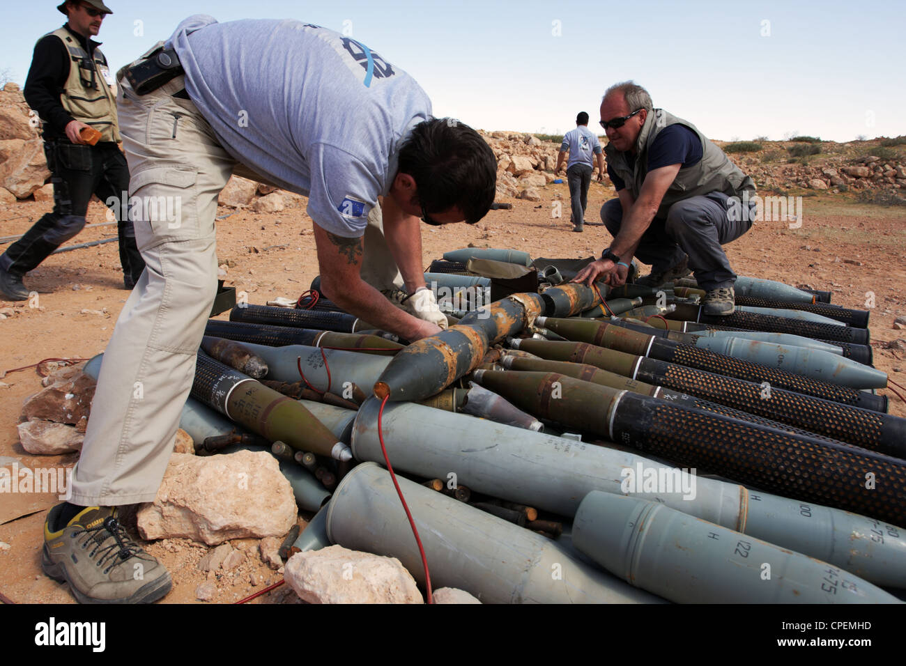 International mine und Bombe Veräußerungsgruppen bereiten Abriss eines großen Vorrats Blindgänger gefunden in Sirte, Libyen Stockfoto