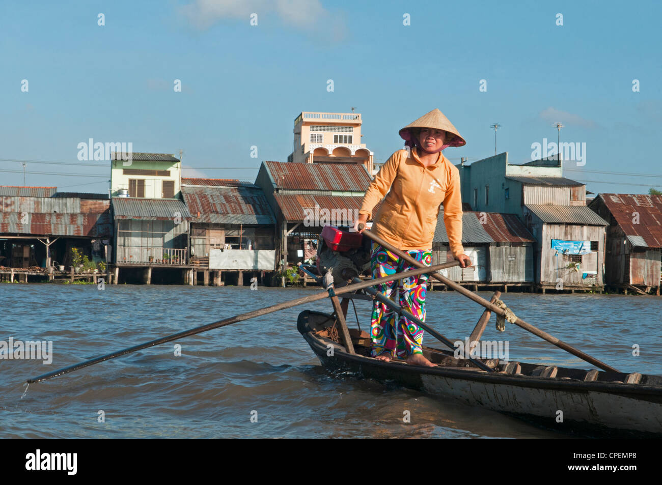 Vietnamesischen Verkäufer ihr Ruderboot bei Cai Rang schwimmende Markt im Mekong-Delta in Vietnam Stockfoto