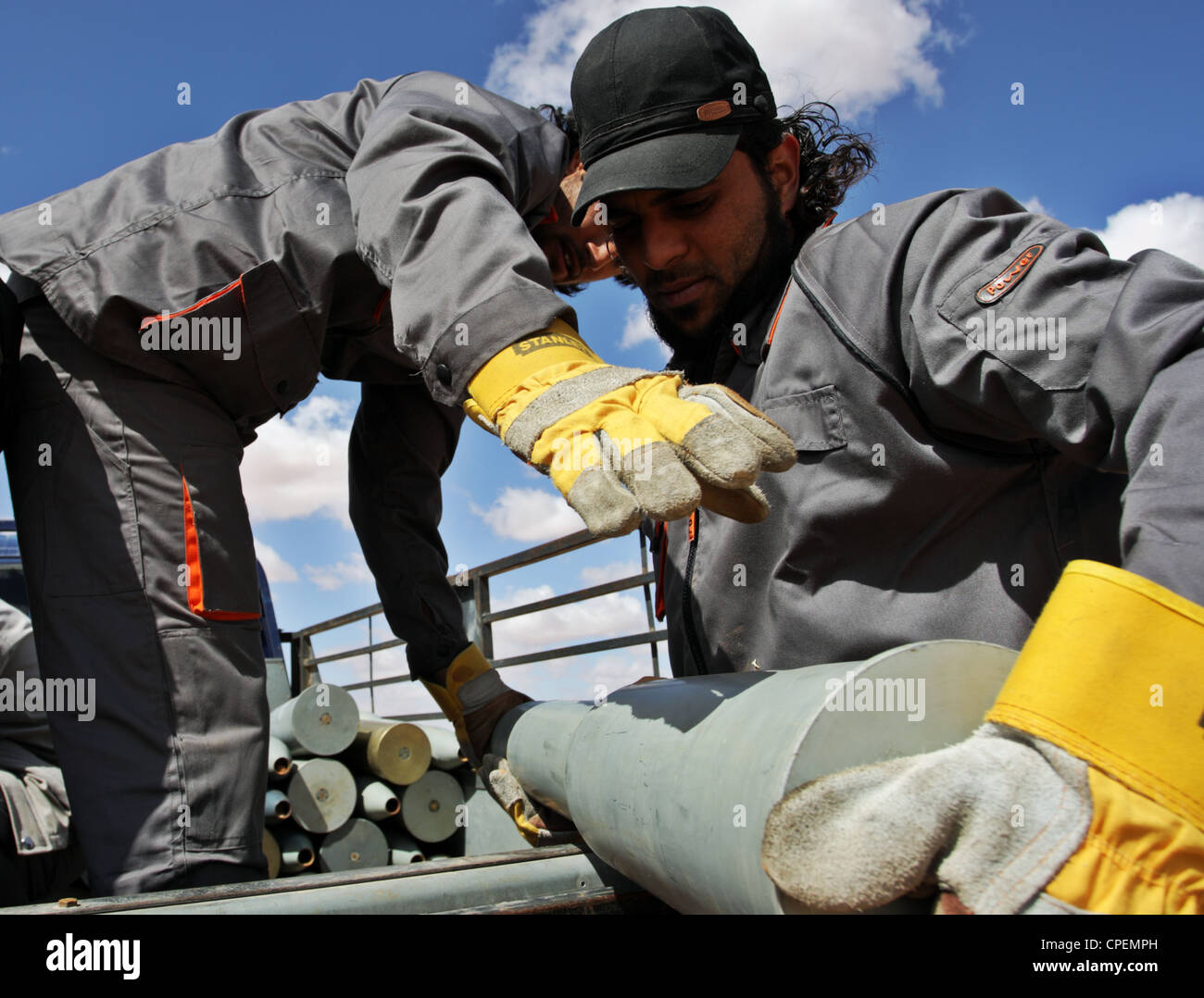 Blindgänger wird auf einen LKW in Vorbereitung der Abriss in der Nähe von Sirte, Libyen geladen Stockfoto