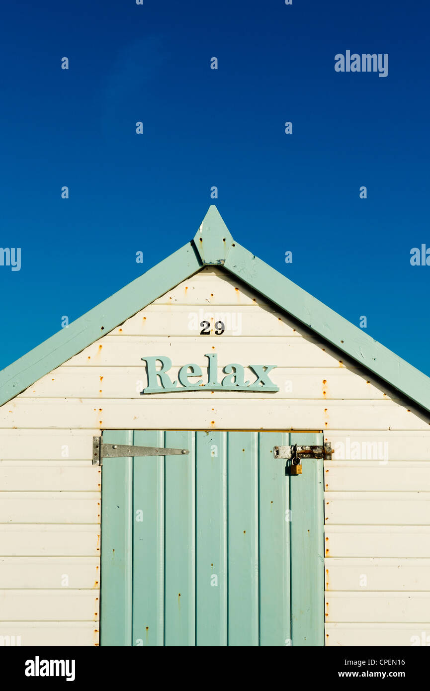 Bunte Strandhütte gegen blauen Himmel. Goodrington, Paignton, Devon, England Stockfoto