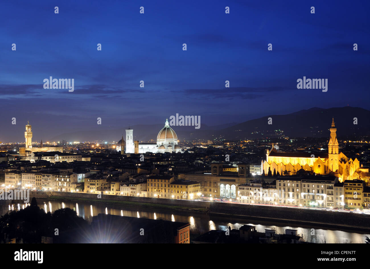 Die Florentiner Skyline, darunter die Kathedrale, Palazzo Vecchio & Basilica di Santa Croce, in der Abenddämmerung in Florenz, Toskana, Italien Stockfoto
