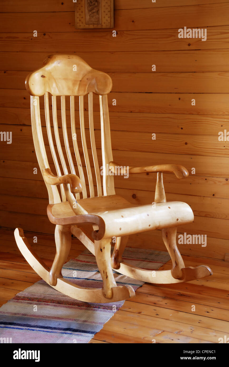 geschnitzte Holz Schaukelstuhl im Landhausstil Innenraum Stockfotografie -  Alamy