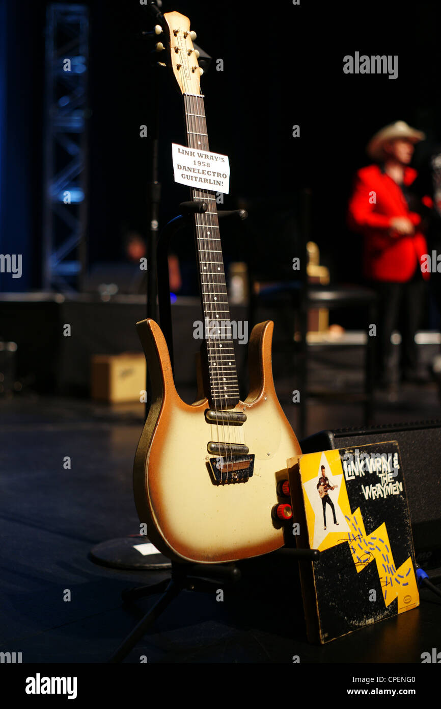 Link Wray von Silvertone Gitarre bei Deke Freaks Gitarrenfestival Stockfoto