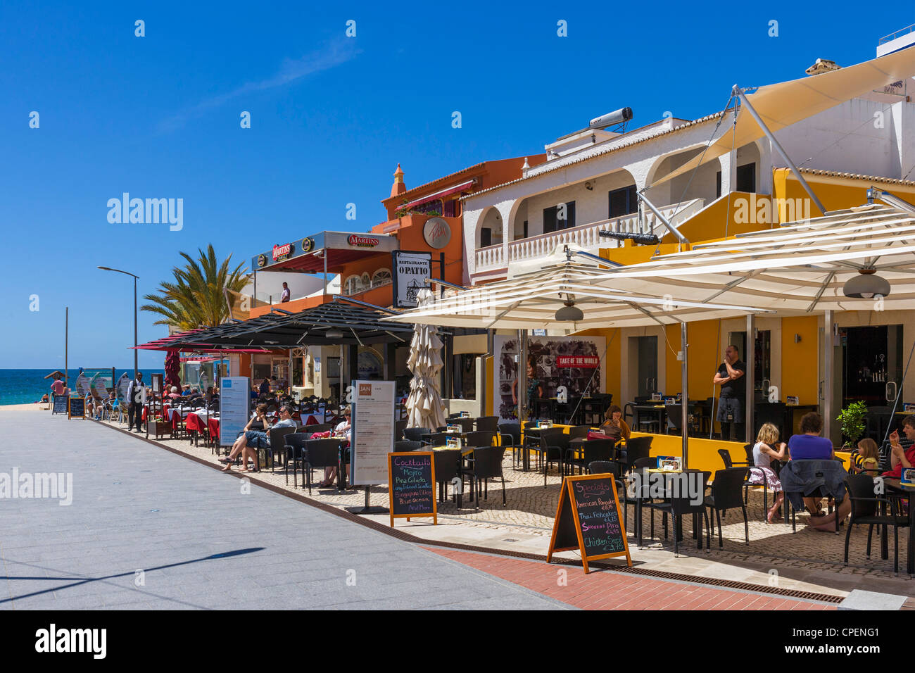 Cafe an der Strandpromenade, Carvoeiro, Algarve, Portugal Stockfoto