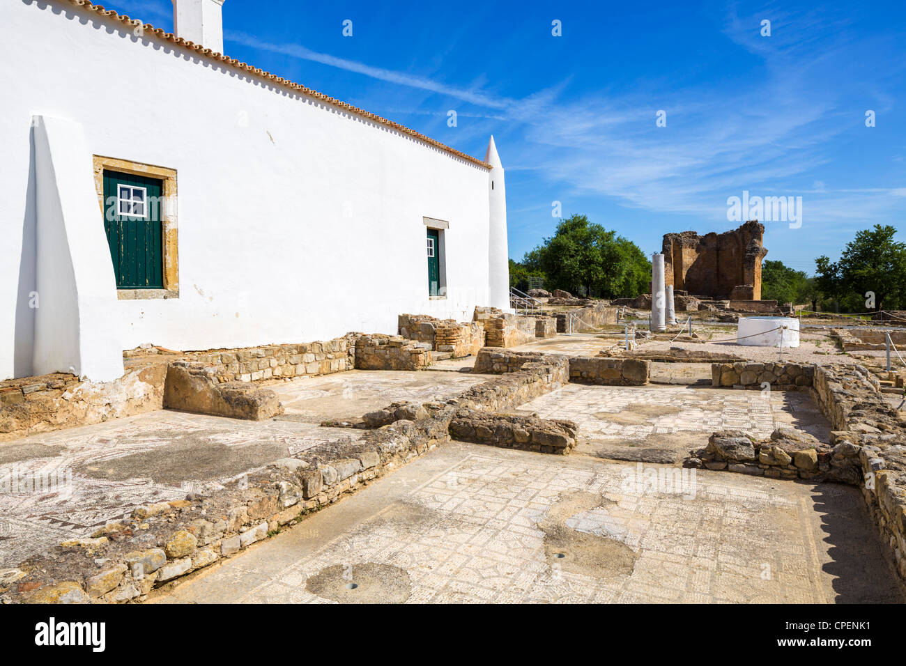 Römischen Ruinen von Milreu mit 15.Jh. Casa Rural Quinhentista (Bauernhaus) zu linken & römischen Mosaiken vor, Estoi, Algarve, Portugal Stockfoto